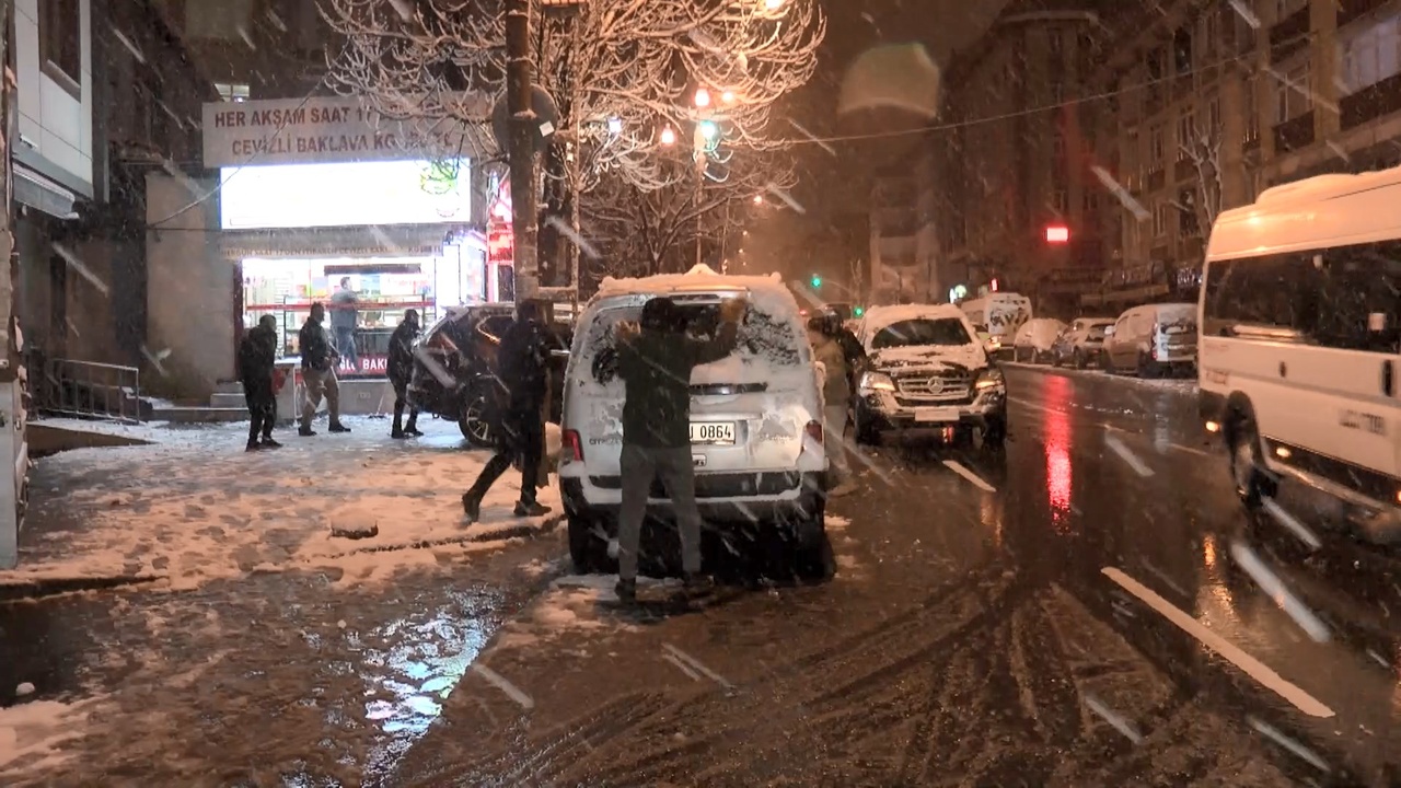 İstanbul'u Beyaza Bürüyen Kar Yağışı Eğlencelere Sahne Oldu