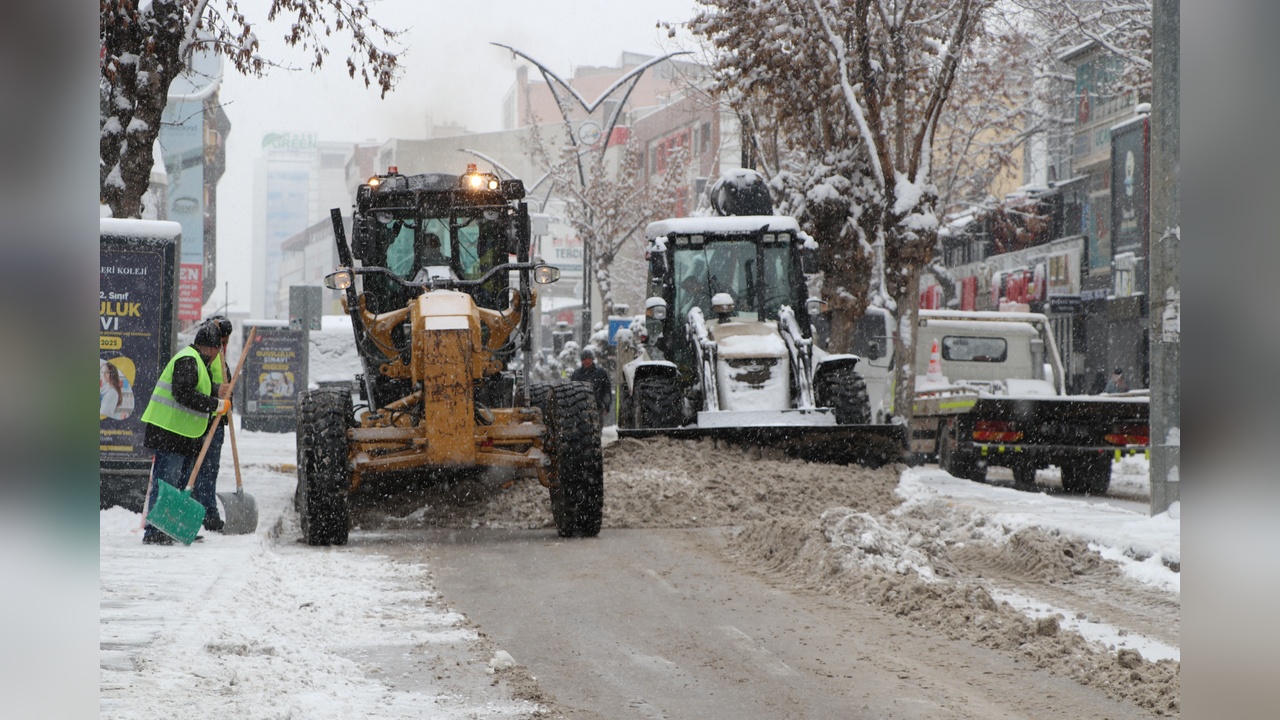 Van'da Ulaşım Sorunu: 560 Yerleşim Yeri Kapandı
