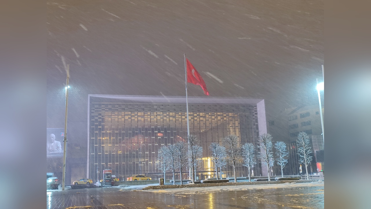 İstanbul'da Kar Yağışı Tarihi Yapıları Beyaza Bürüdü