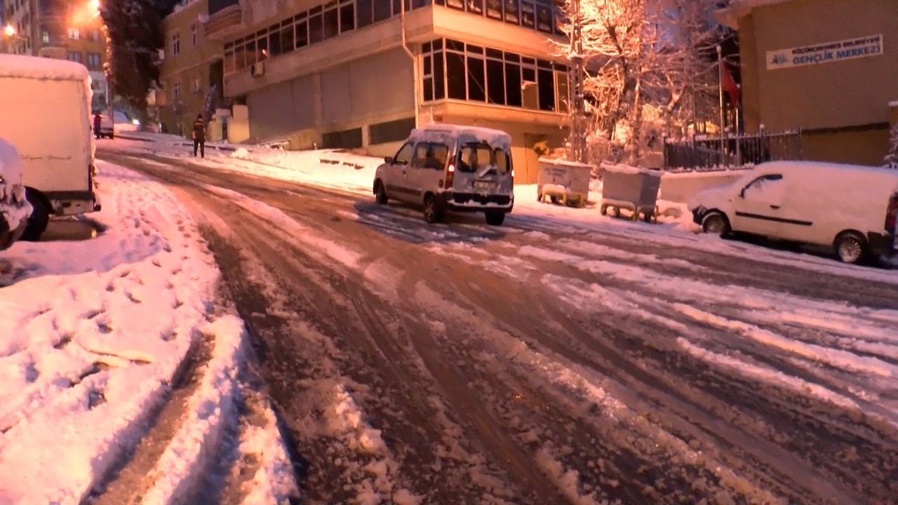 Küçükçekmece'de Yokuş Mücadelesi: Sürücüler ve Yayalar Zor Anlar Yaşıyor