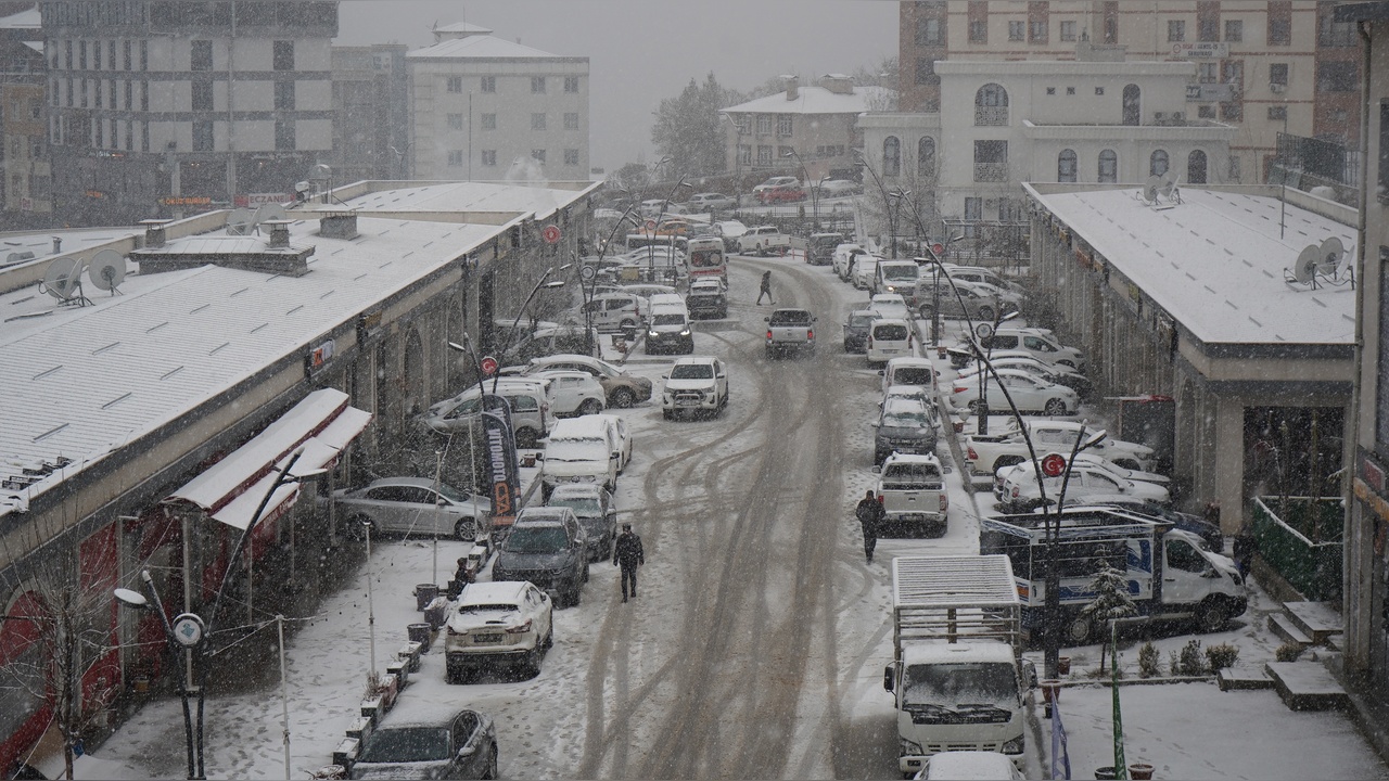 Şırnak'ta Kar Yağışı 19 Köy Yolunu Kapattı