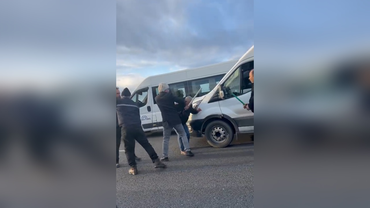 Otoyolda Servis Şoförleri Arasında Sopalı Kavga Çıktı