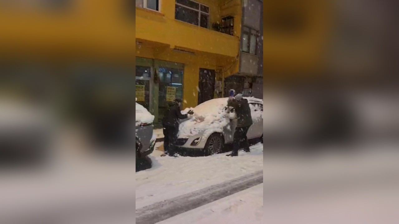 İstanbul'da Kar Yağışı Eğlencelere Dönüştü