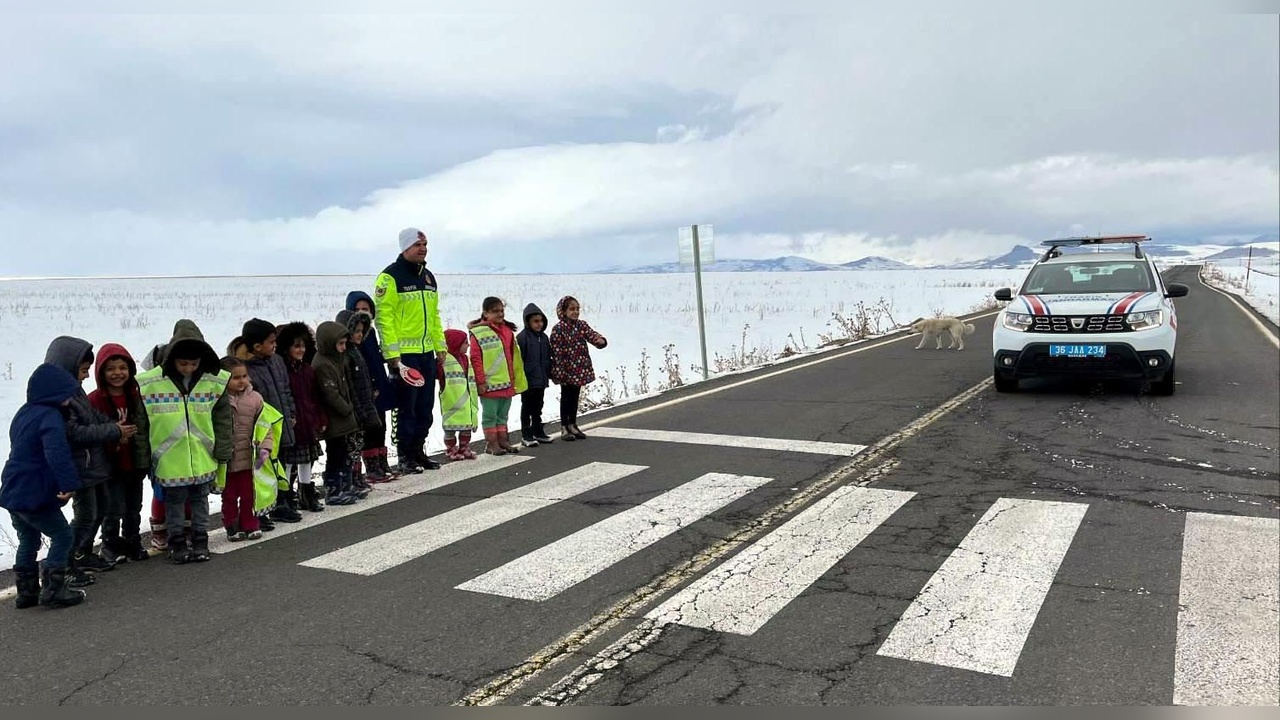 Kars'ta Jandarma, İlkokul Öğrencilerine Trafik Eğitimi Verdi