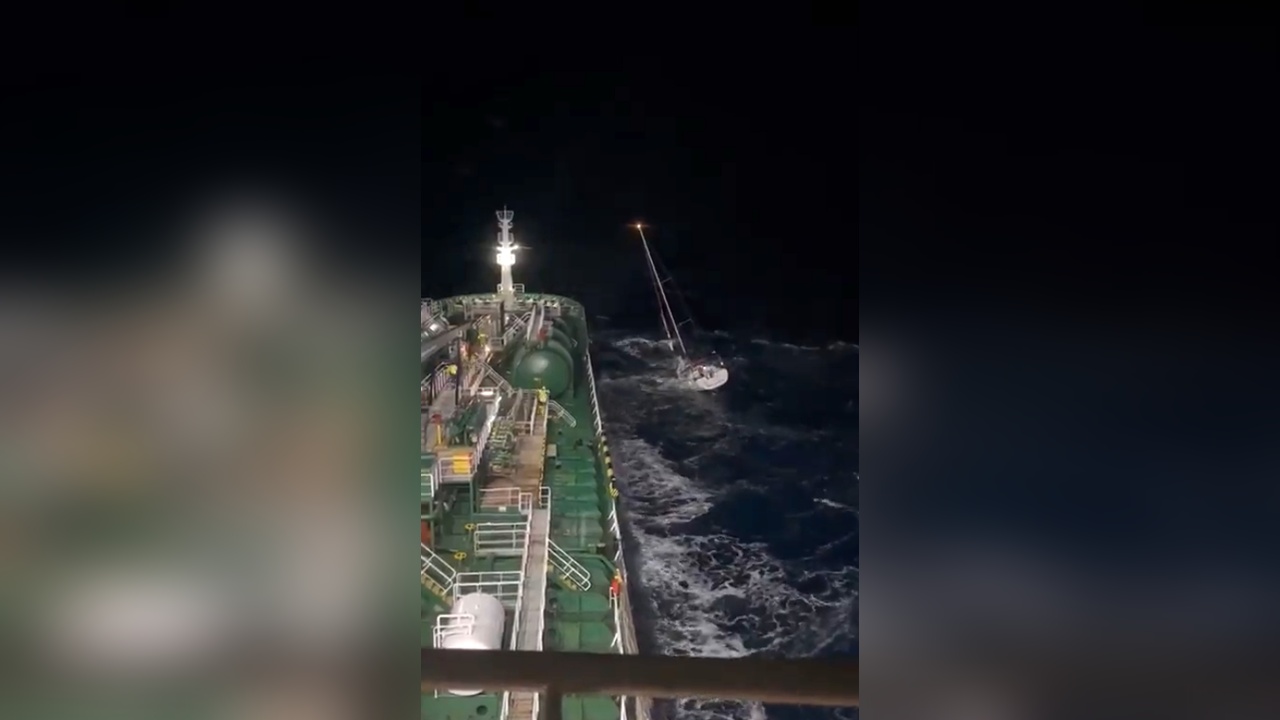 Tanker Personeli Fırtınada Mahsur Kalan İki Kişiyi Kurtardı
