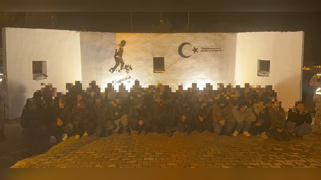 Van'da Durdurulan TIR'da 69 Kaçak Göçmen Yakalandı