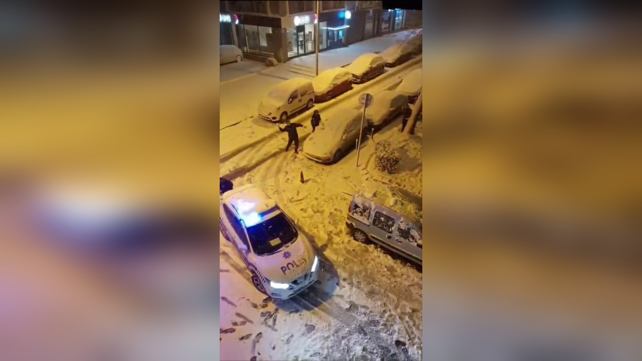 Bayrampaşa ve Kağıthane'de Kar Topu Eğlencesi: Polis ve Mahalleli Bir Araya Geldi