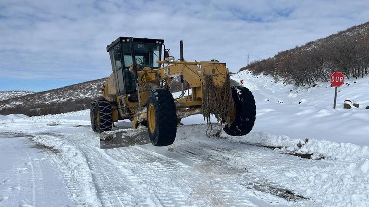 Elazığ'da Kış Şartları 105 Köy Yolunu Kapattı