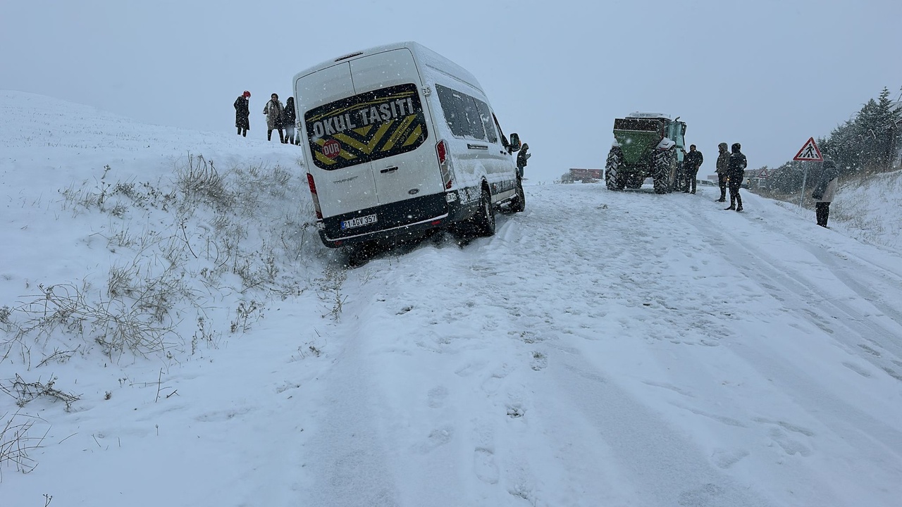 Diyarbakır'da Öğretmen Servis Minibüsü Kara Saplandı