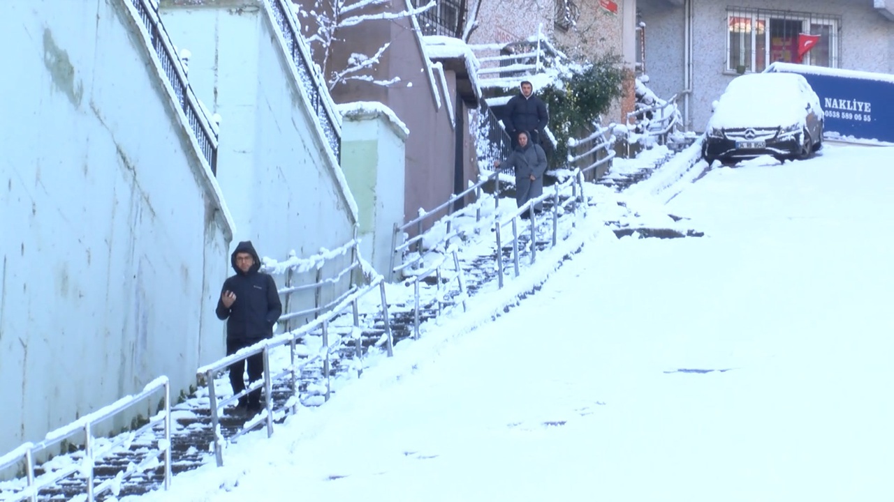 Kağıthane'de Yokuşta Araçlar Mahsur Kaldı, Yürümekte Zorlanan Vatandaşlar Var