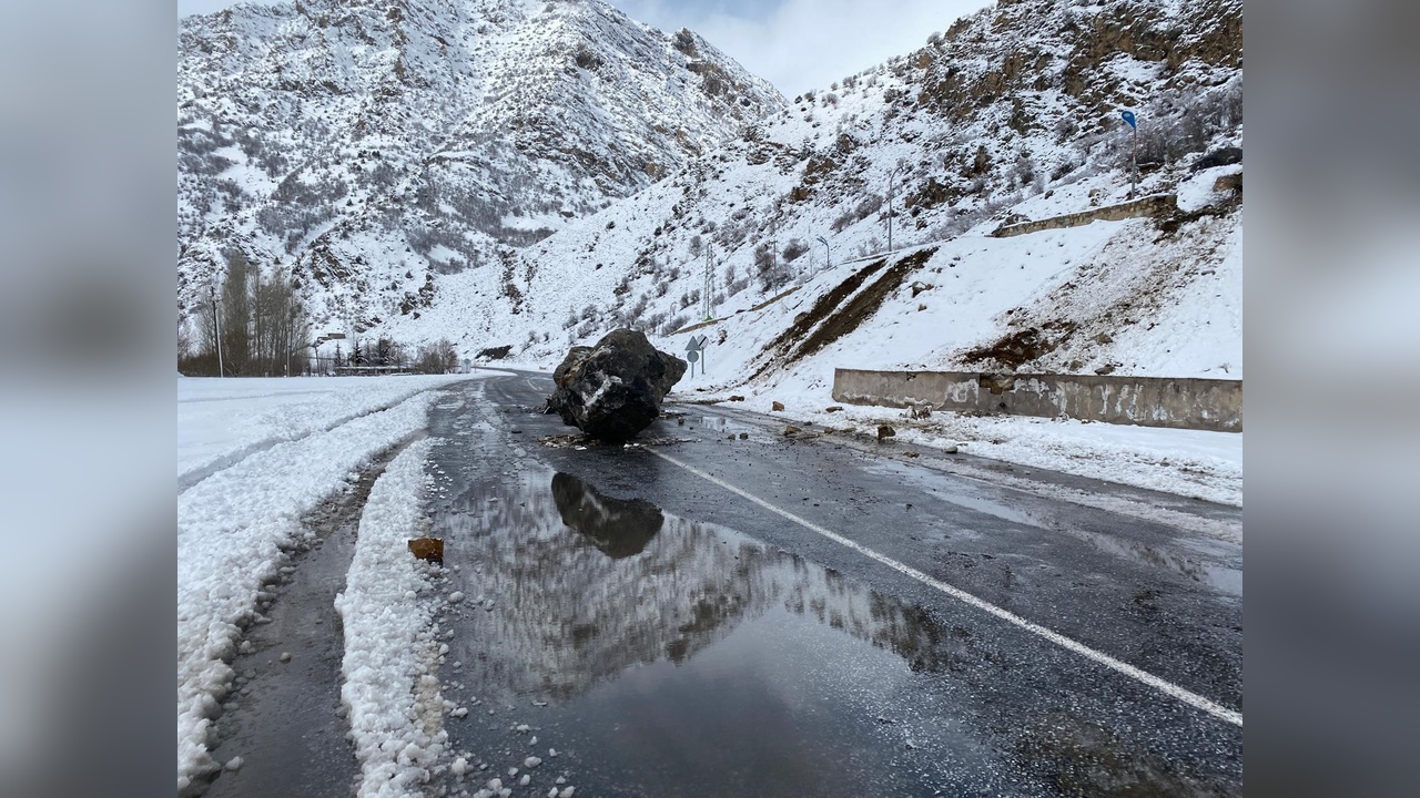 Yamaçtan Düşen Kayalar Trafiği Olumsuz Etkiledi