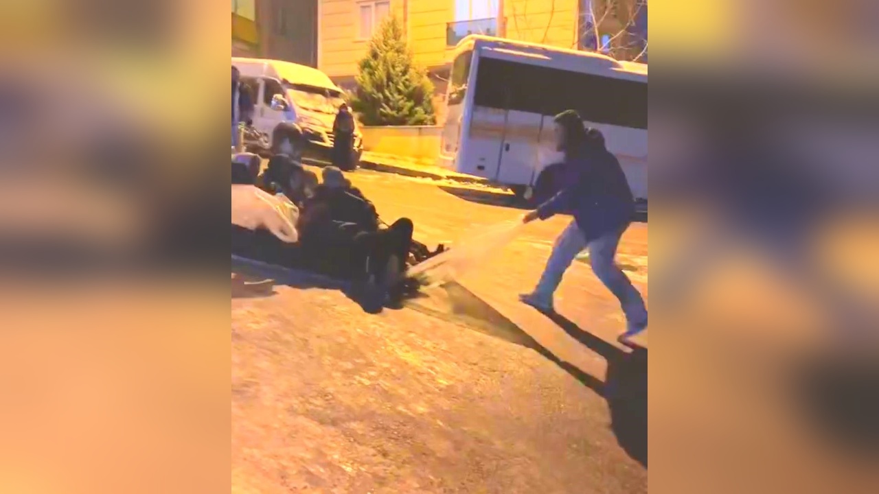 Pendik'te Kar Kazası: Çöp Konteynerine Çarpan Araçta Yaralanmalar Meydana Geldi
