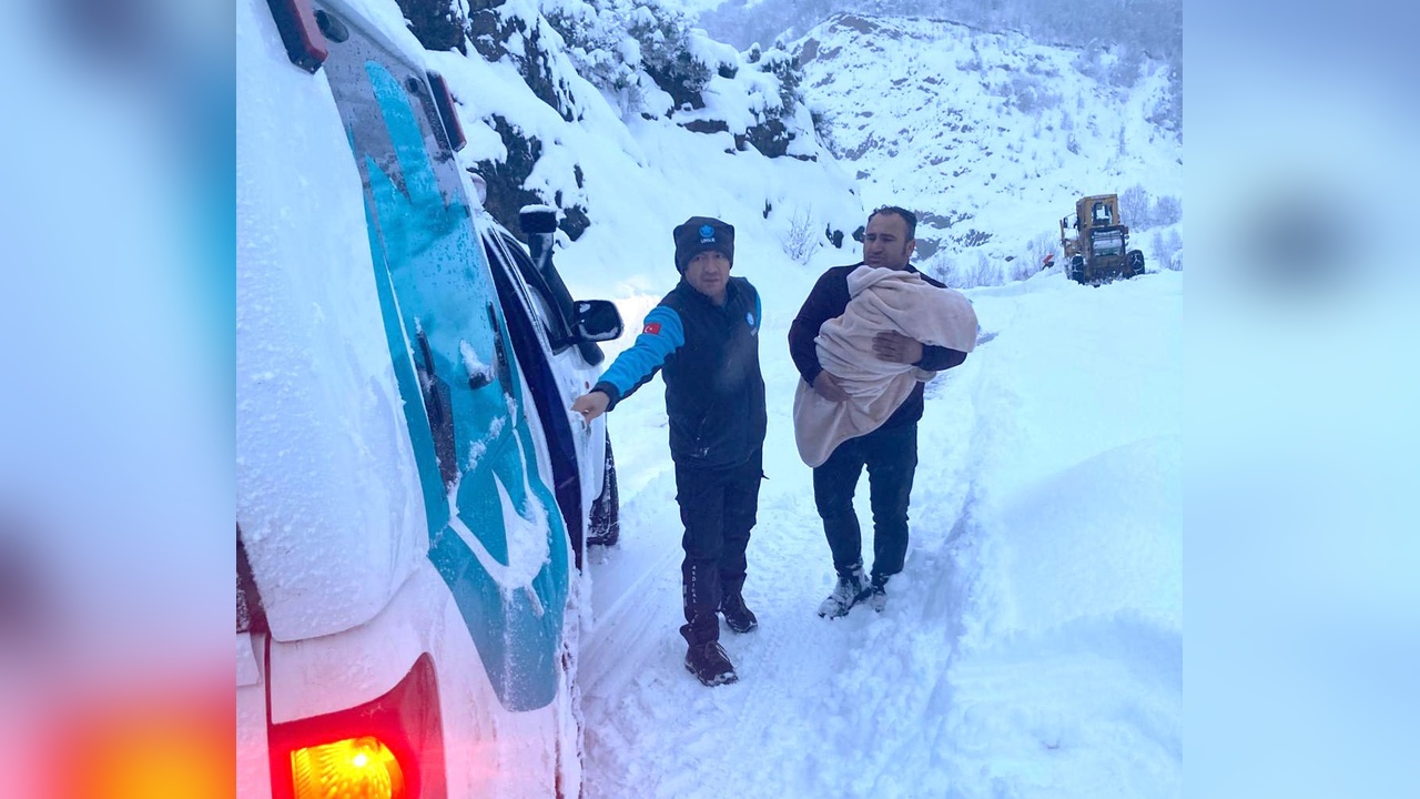 Karla Kaplı Yollarda Zorlu Mücadele: 3 Kişi Hastaneye Ulaştırıldı