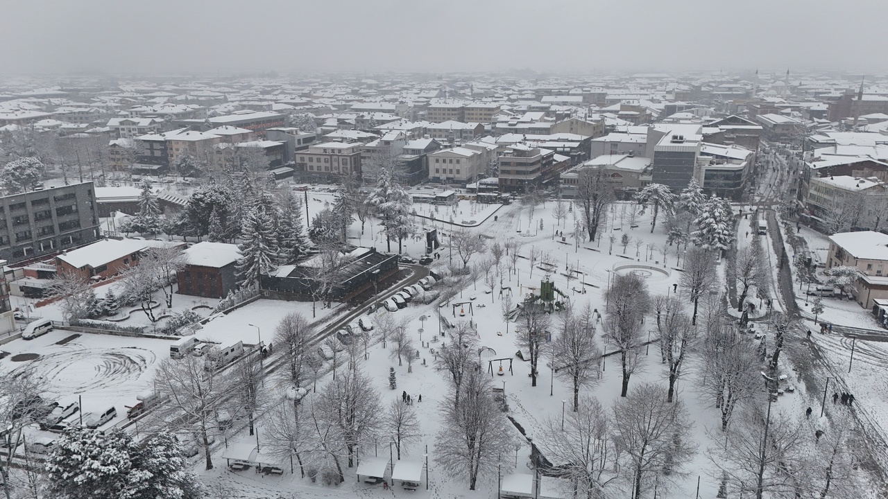 Düzce'de Kar Yağışı Trafiği Olumsuz Etkiledi