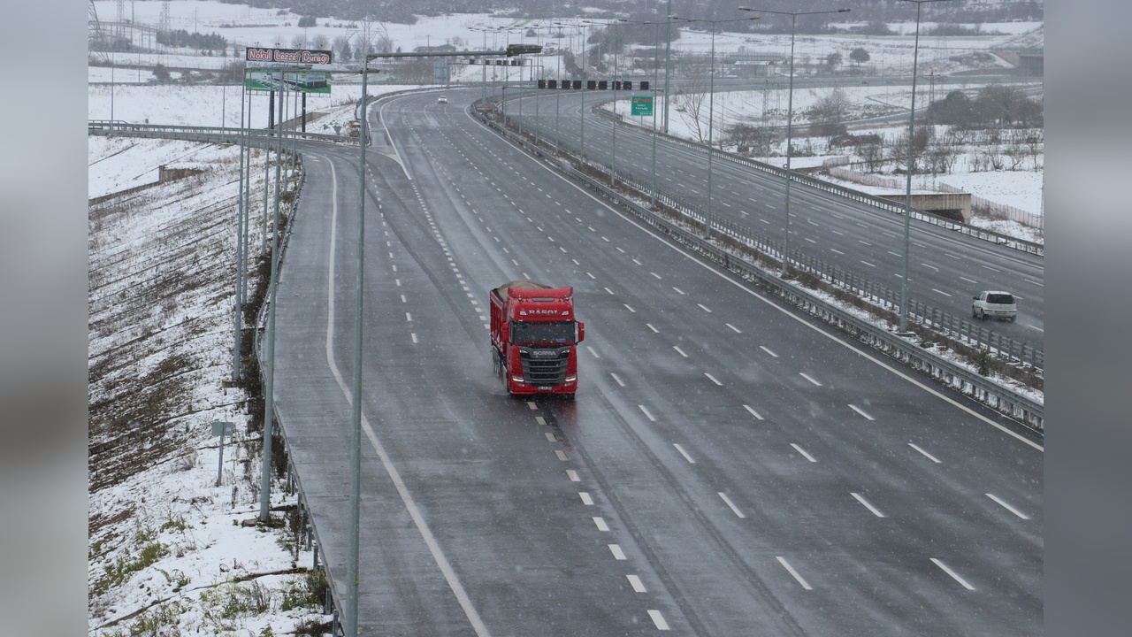 Kocaeli'de Kar Yağışı Ulaşımı Olumsuz Etkiledi