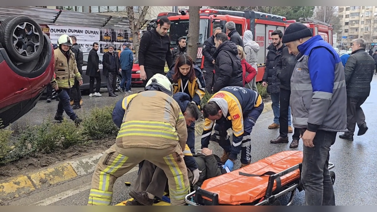 Kadıköy'de Park Halindeki Araca Çarpan Otomobilin Kazası Kameralara Yansıdı