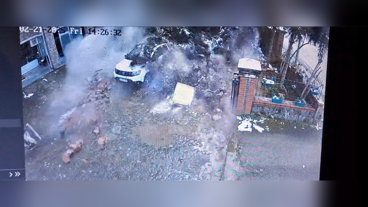 İstinat Duvarının Çökmesi Araçlara Zarar Verdi