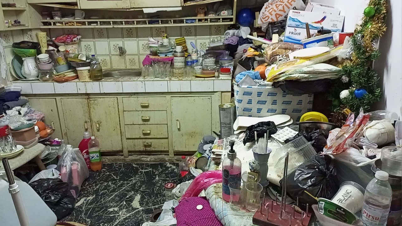 Aydın'da Kötü Koku Kaynağı Olan Evde Büyük Çöp Yığını Bulundu