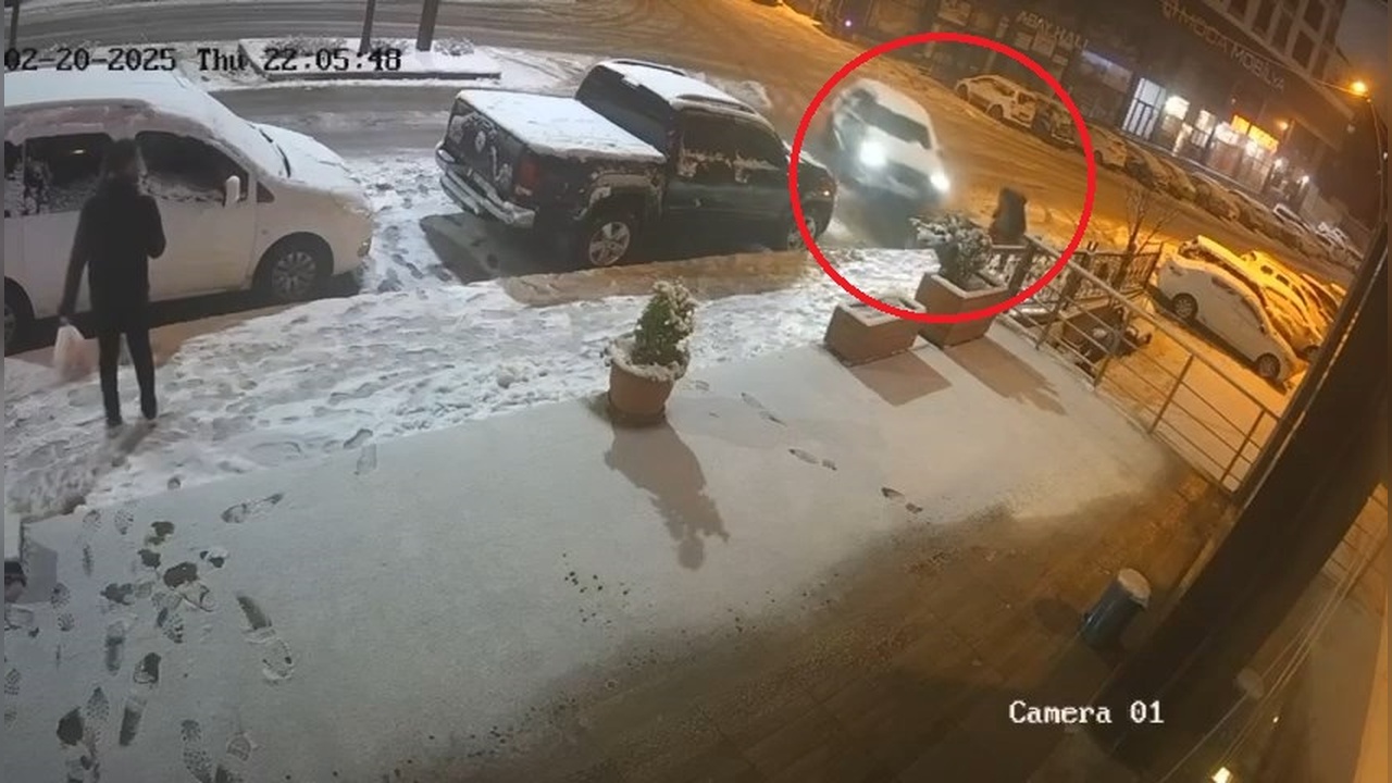 Kaza Anı Kameralara Yansıdı: Otomobil Yaya ve Kamyonete Çarptı