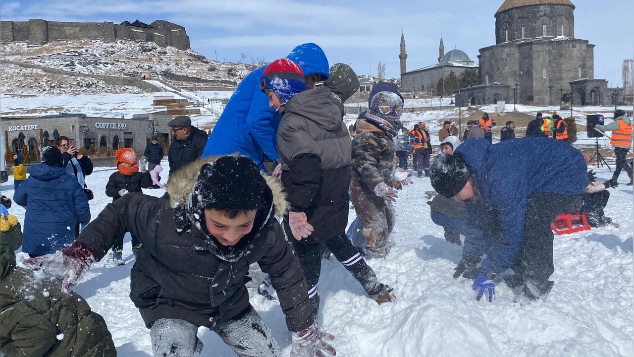 Kar Şöleni'nde Eğlenceli Kar Topu Savaşları Düzenlendi