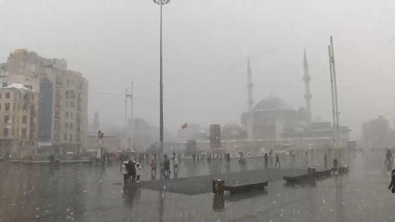 Taksim Meydanı'nda Kar Yağışı Etkisini Gösterdi