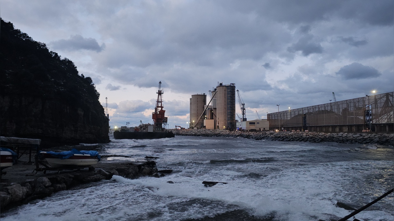 Zonguldak'ta Yüzer Platform Karaya Oturdu