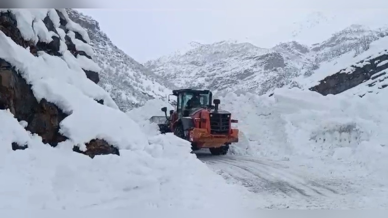 Şırnak'ta Çığ Düşmesi Sonucu Köy Yolu Kapandı