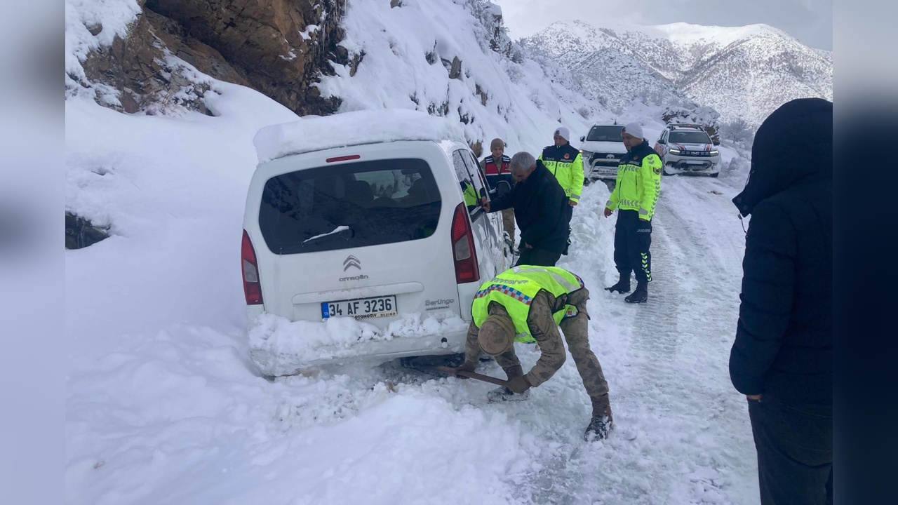 Bitlis'te Kara Saplanan Araç İçin Kurtarma Çalışmaları Başlatıldı