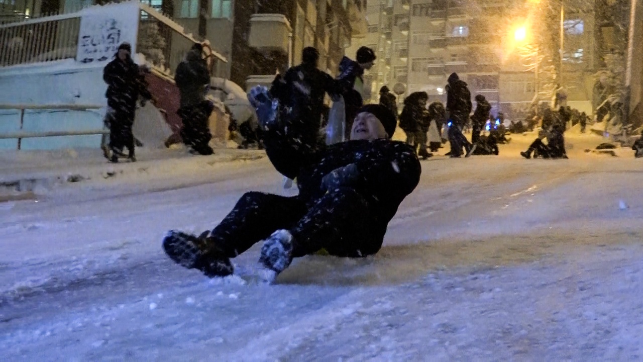Samsun'da Kar Eğlencesi: Tepsi ve Poşetlerle Kayak Keyfi