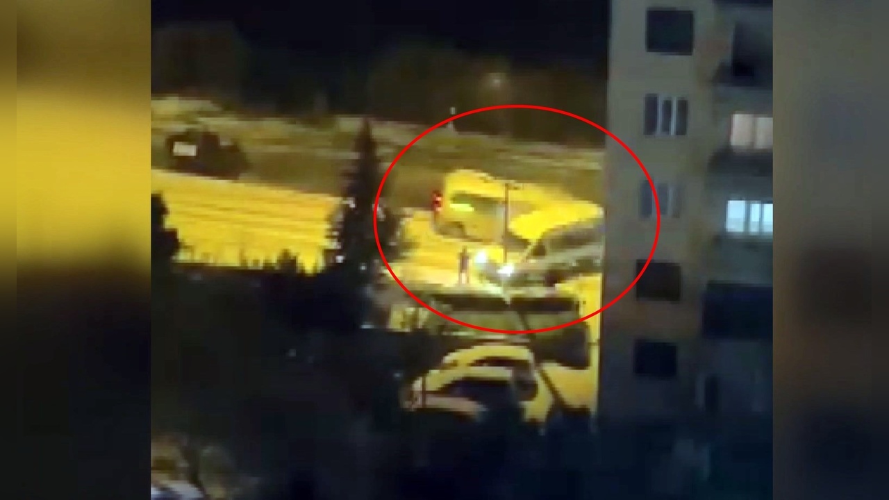 Buzlu Yolda Kaza: İşçi Servisine Halk Otobüsü Çarptı