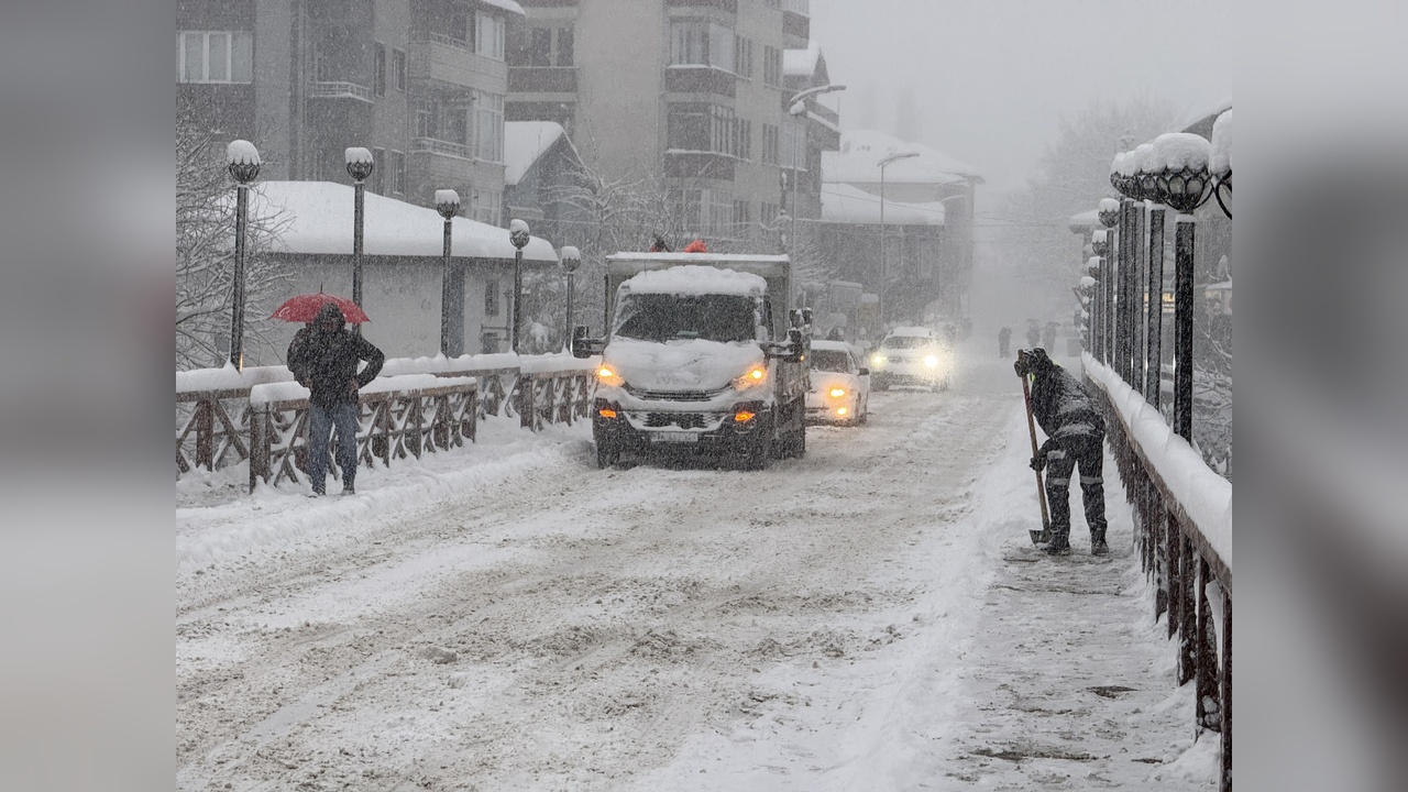 Bartın'da 106 Köy Yolu Ulaşıma Kapandı, Kayak Kazası Yaşandı