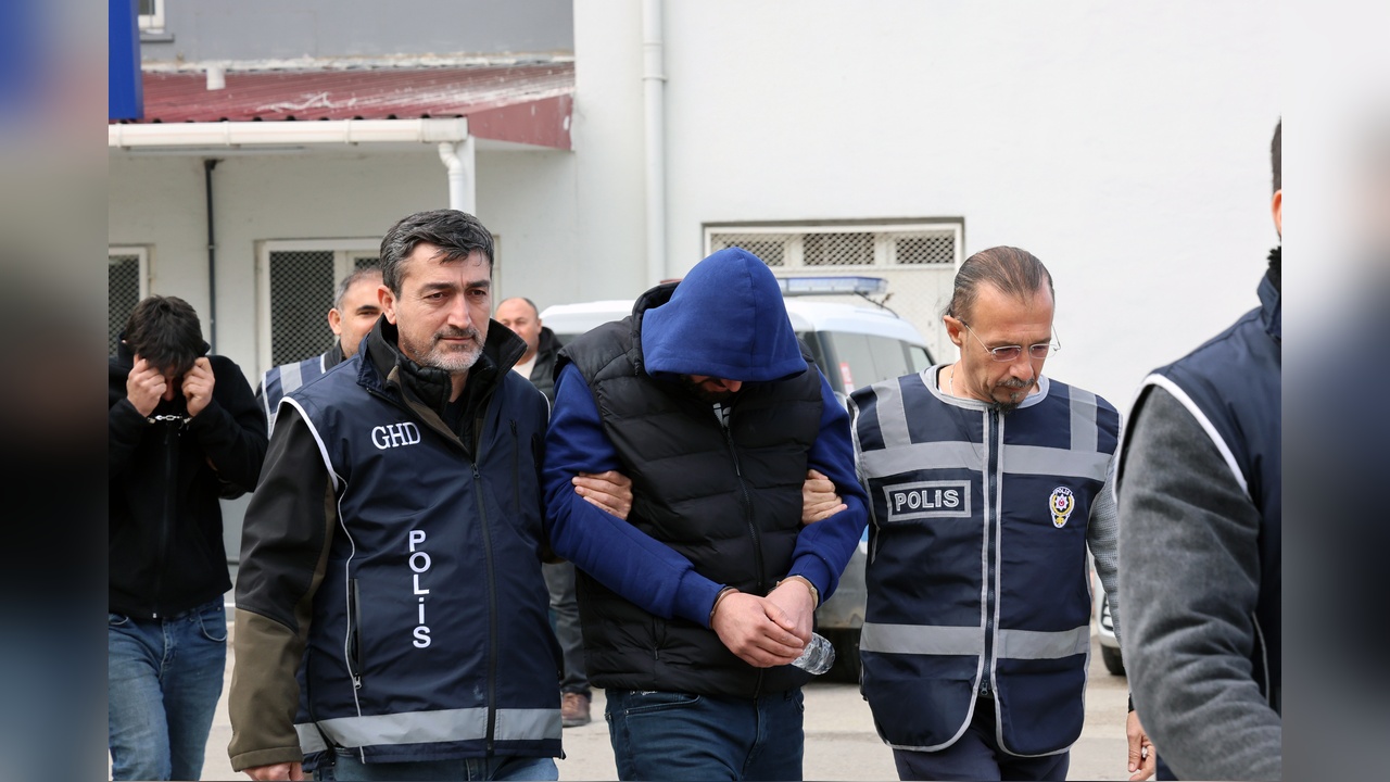 Kaçak Göçmen Taşımacılığına Operasyon: 5 Kişi Gözaltında