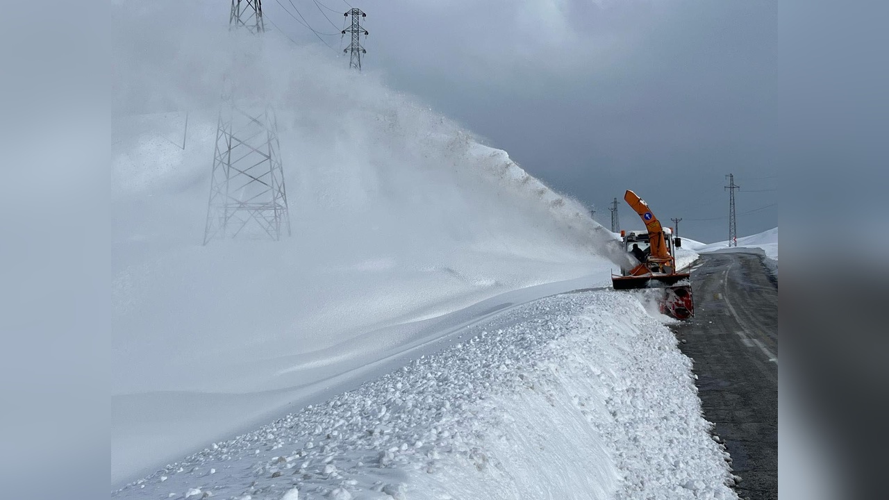 Van'da 468 Yerleşim Yolu Yeniden Ulaşıma Açıldı, Hakkari'de Kar Kalınlığı 1,5 Metreye Ulaştı