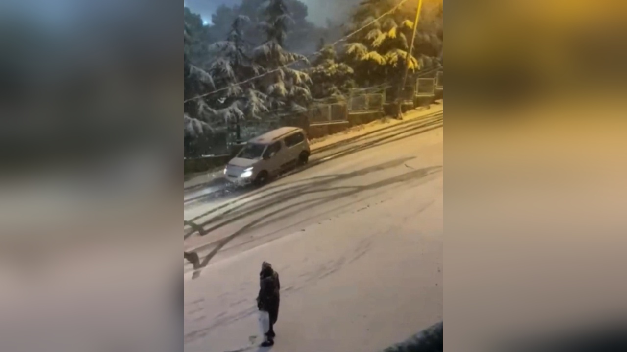 İstanbul'da Kar Kazaları Kameralara Yansıdı, Mahalleli Yardım Eli Uzattı
