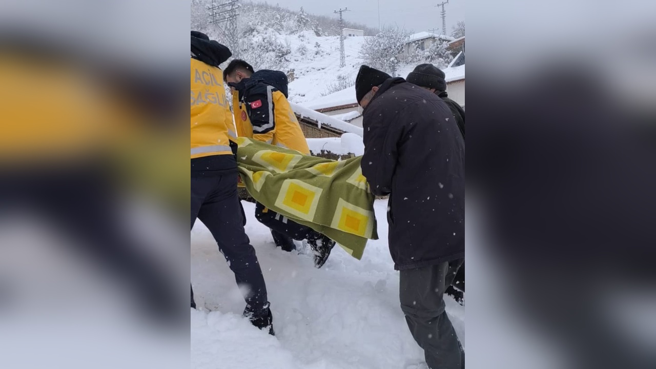 Paletli Ambulansla Yolda Mahsur Kalan Hasta Kurtarıldı