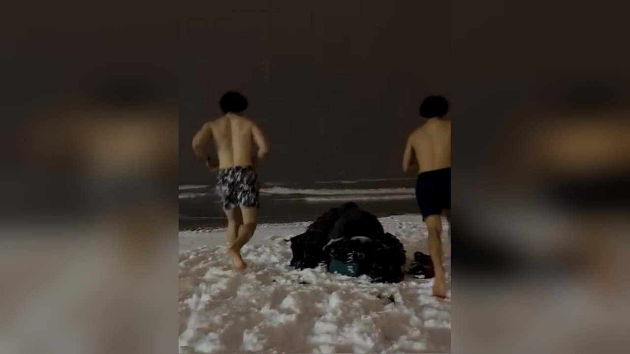 Samsun'da Karlı Hava Şartlarına Rağmen Denize Girenler Dikkat Çekti