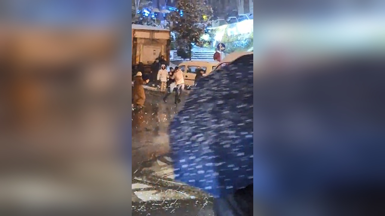 Sultangazi'de Minibüs Şoförü, Kartopu Atan Gence Tokat Attı