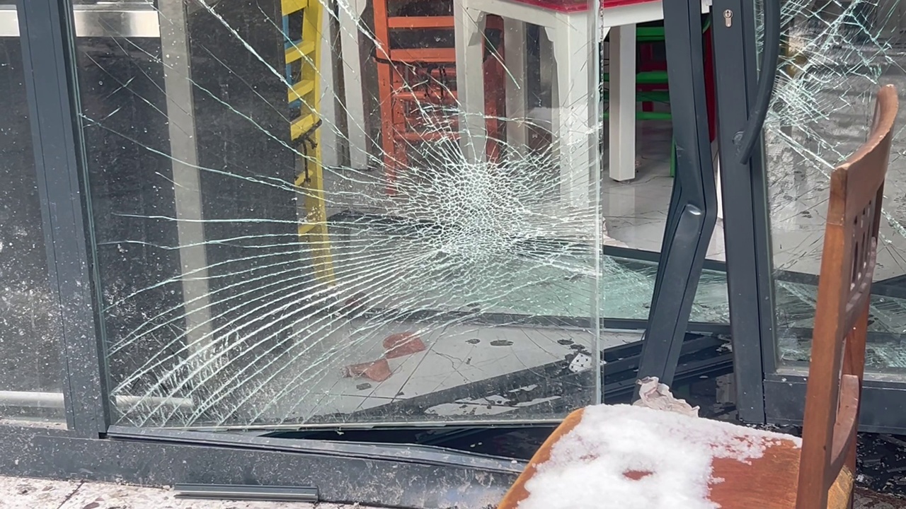 Beyoğlu'nda Panelvan Restorana Çarpan Araç Kazası Gerçekleşti