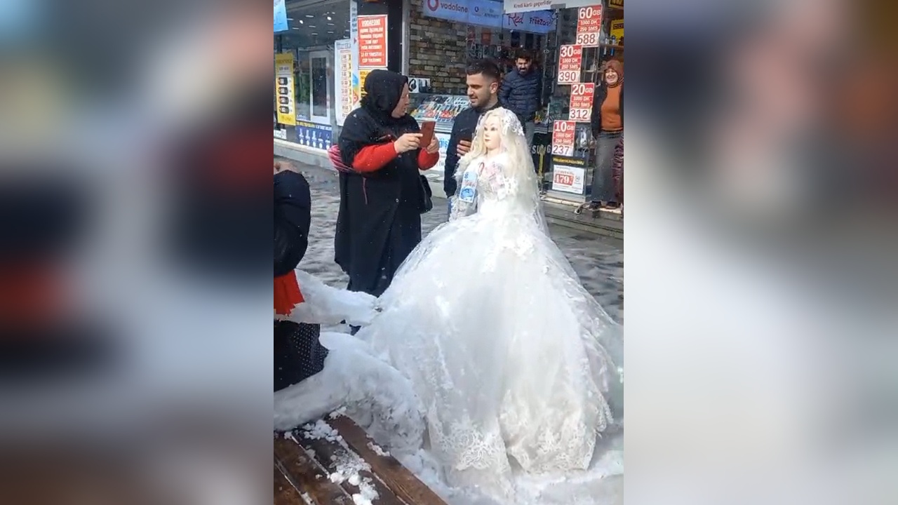 Gelinlikçiler Kardan Gelin ve Damat Yaparak Eğlenceli Anlar Yaşadı