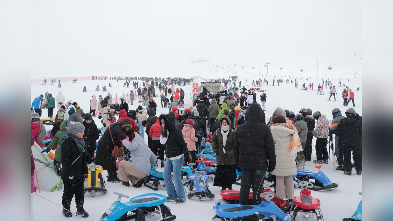 Erciyes Kayak Merkezi'nde Yoğun Ziyaretçi Akışı