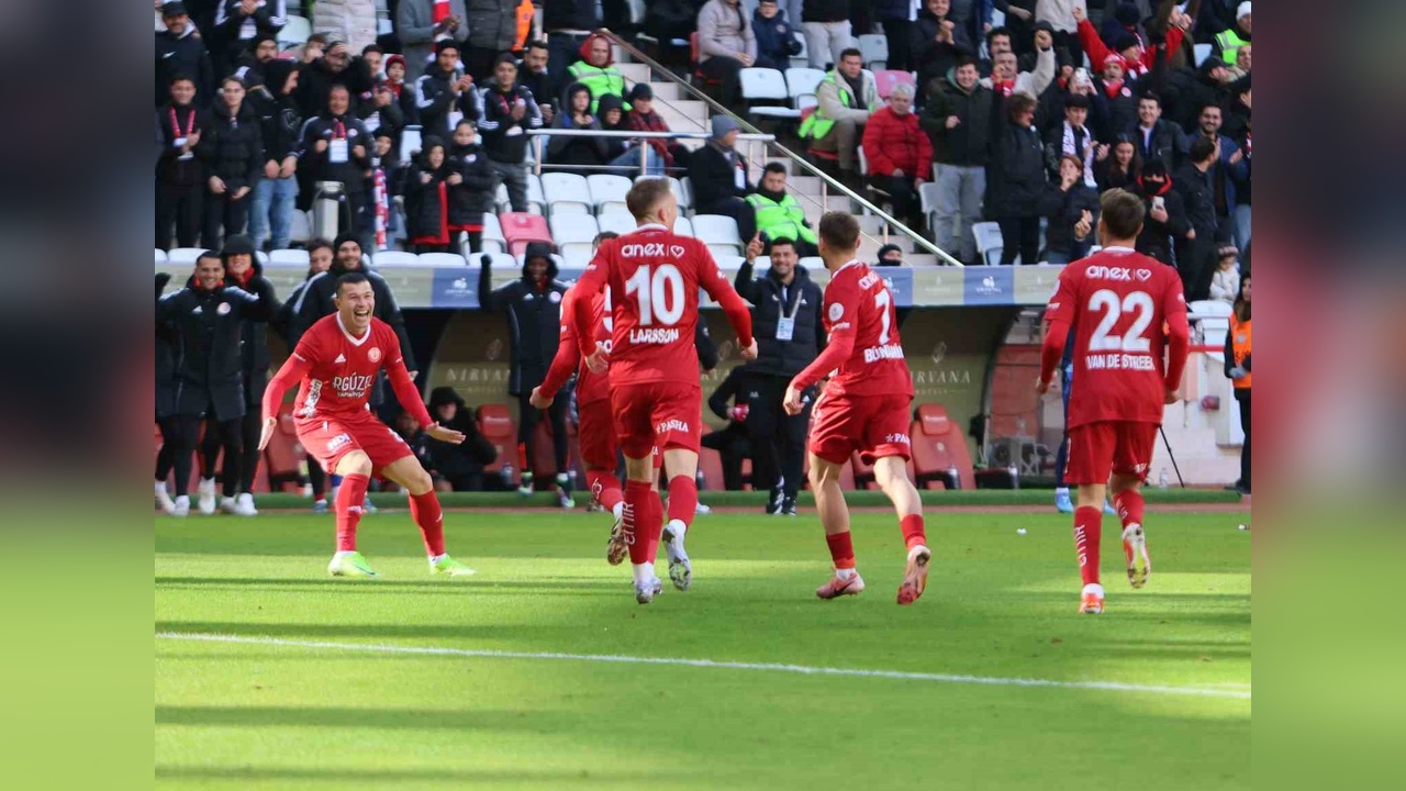 Antalyaspor, Kasımpaşa'yı İlk Yarıda Geçti