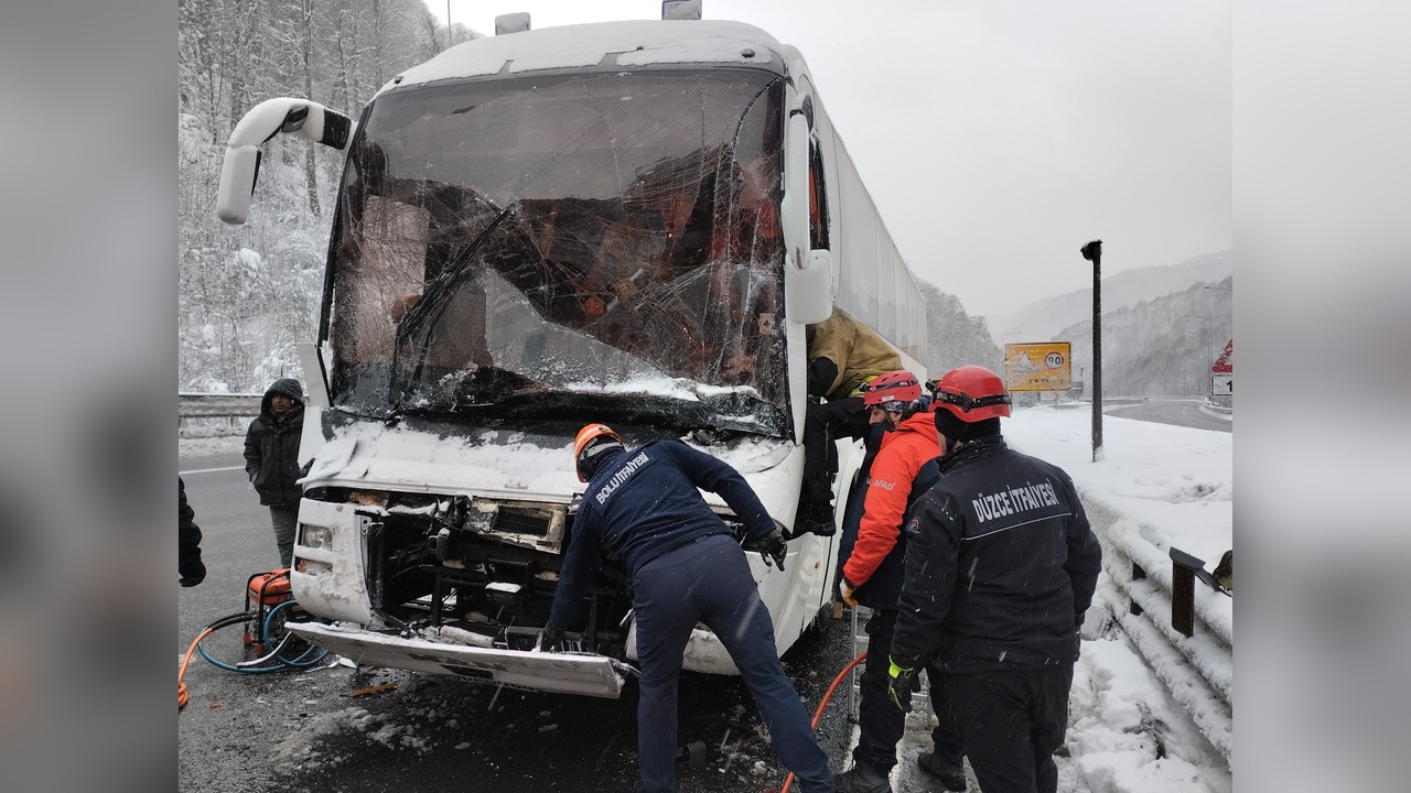 Otobüs TIR'a Çarptı, Sürücü Yaralandı