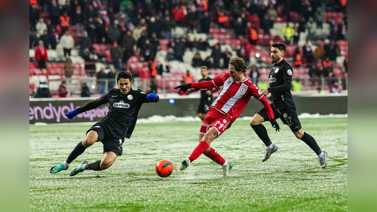 Samsunspor, Çaykur Rizespor'u İlk Yarıda Geçti