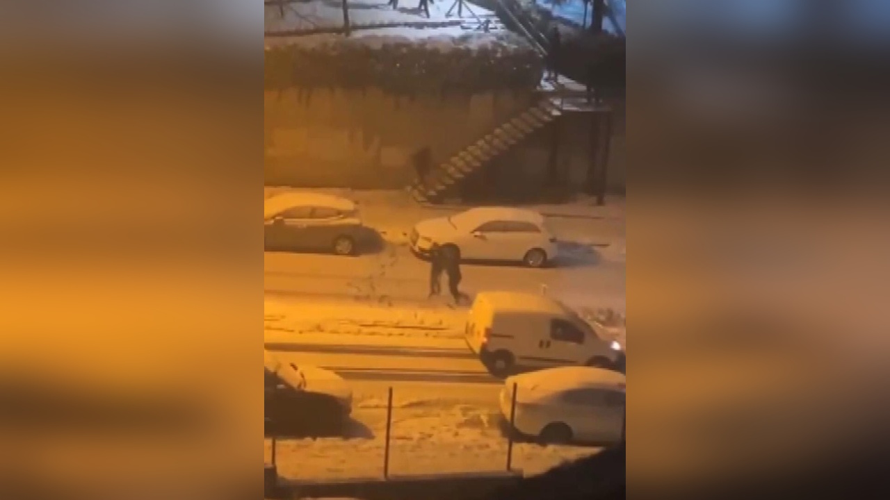 Başakşehir'de Kar Topu Atan Gençler Aracın Kaza Yapmasına Neden Oldu