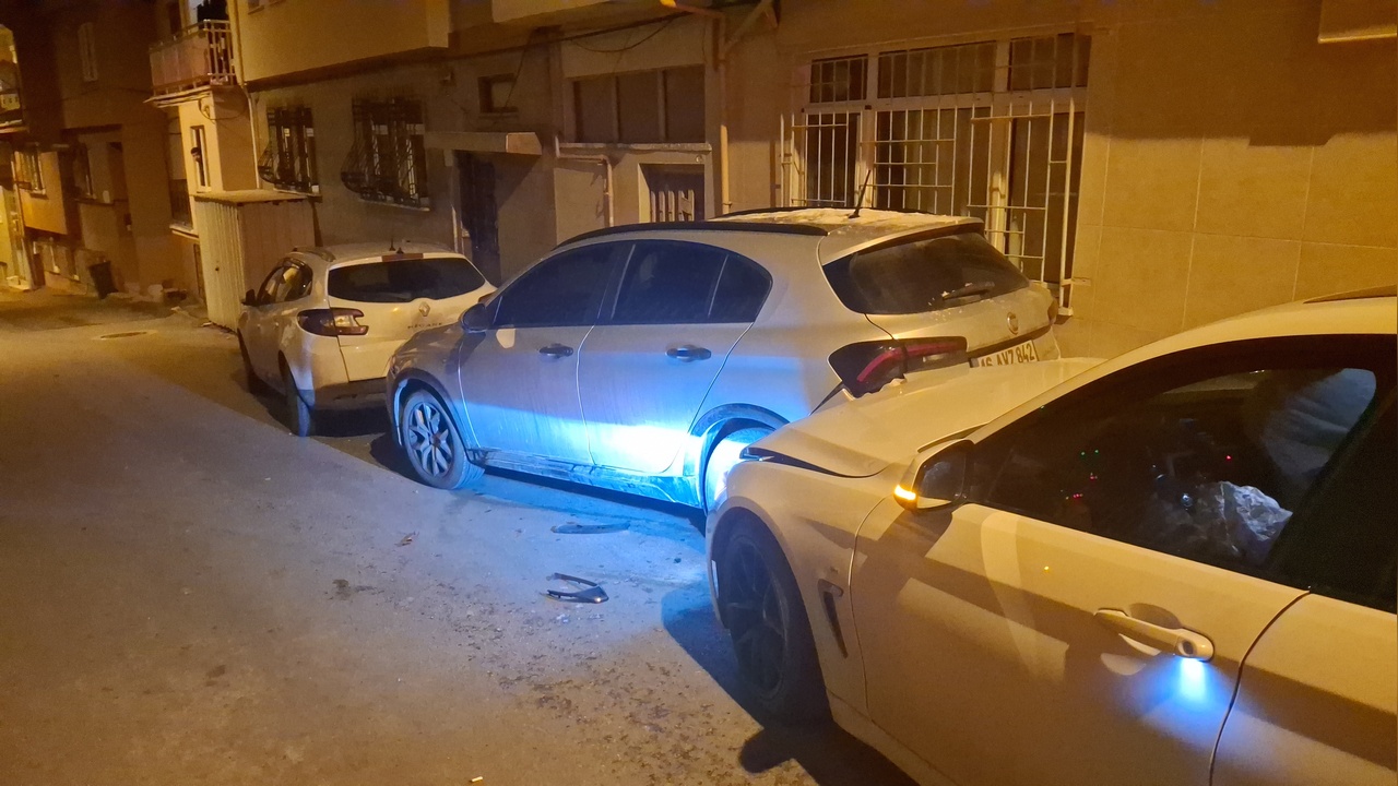 Bursa'da Alkollü Sürücü Park Halindeki Araçlara Çarptı