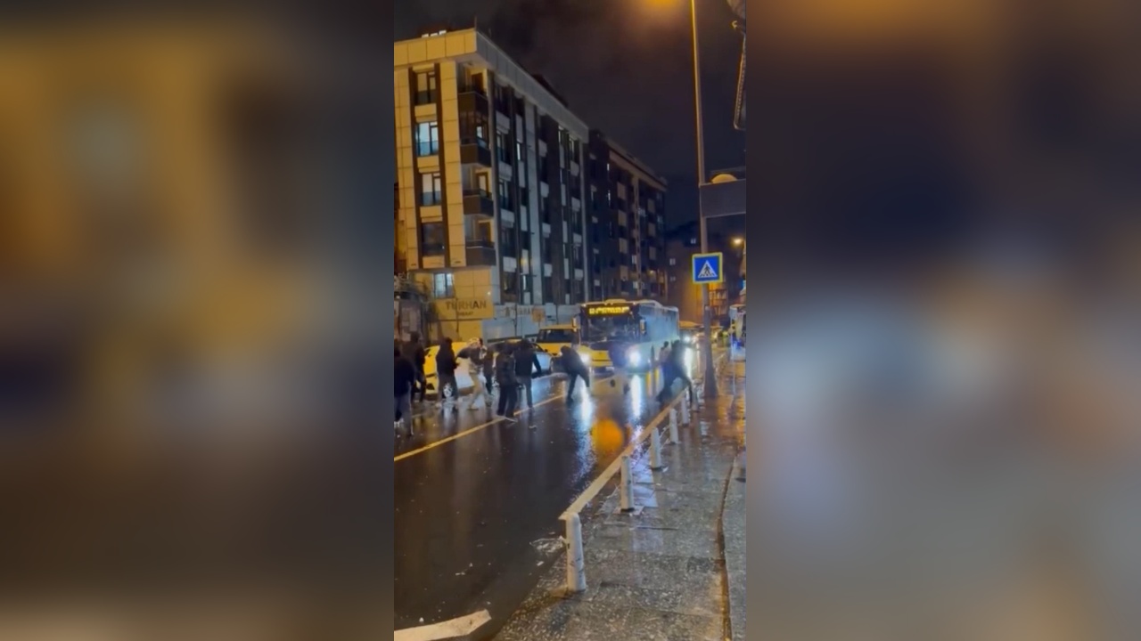 İstanbul Sokaklarında Kartopu Eğlencesi