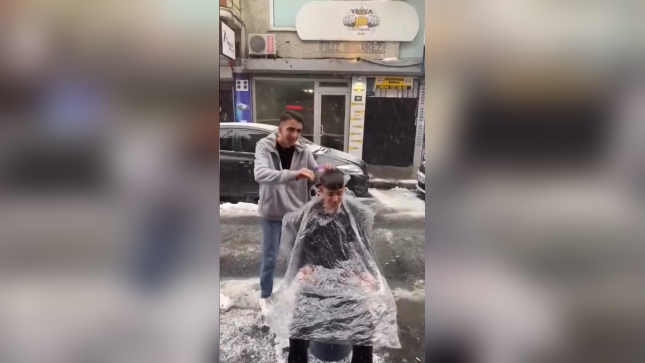 Kar Yağışı Altında Kuaförlük Hizmeti: Kağıthane'de İlginç Anlar
