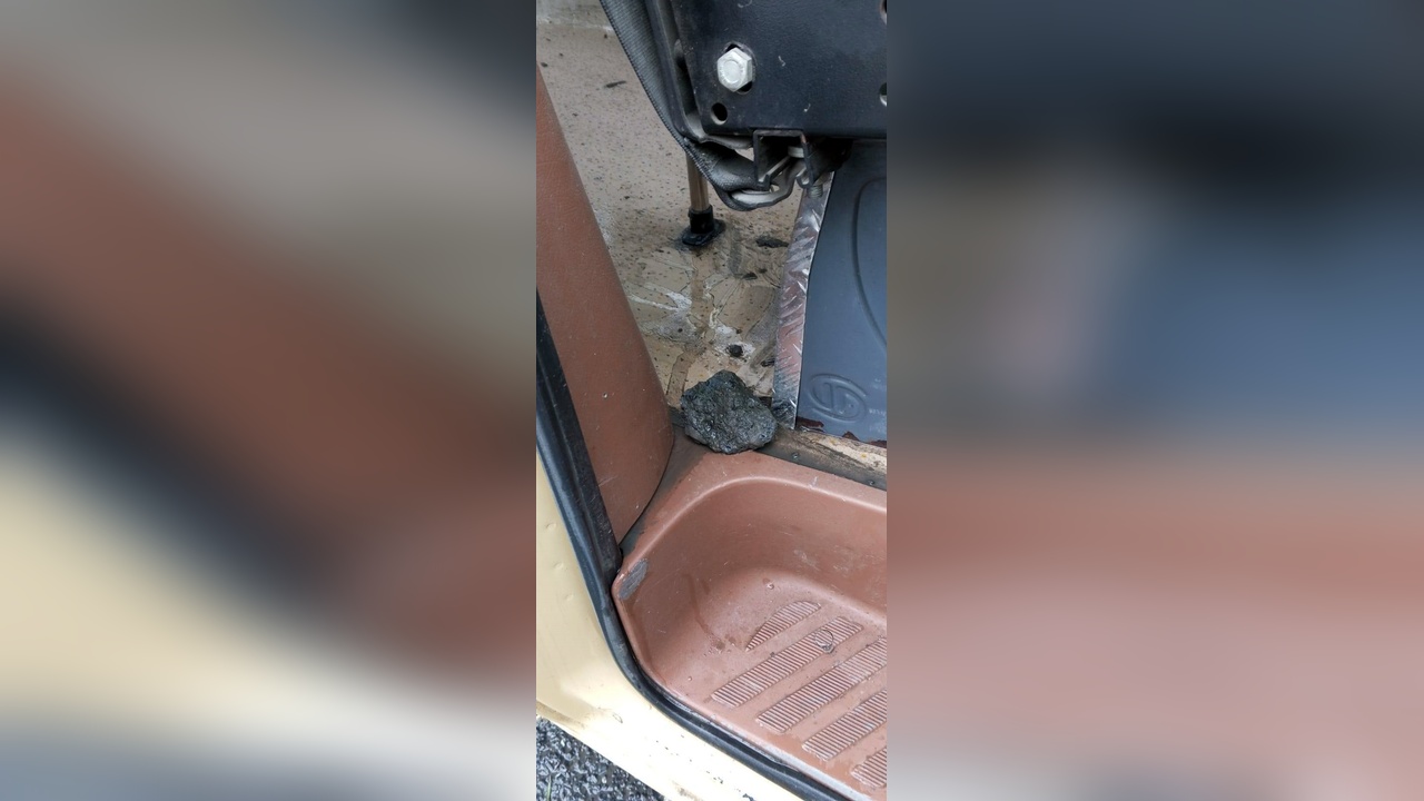 İstanbul'da Kar Toplarıyla Minibüslere Saldırı: 5 Araç Zarar Gördü