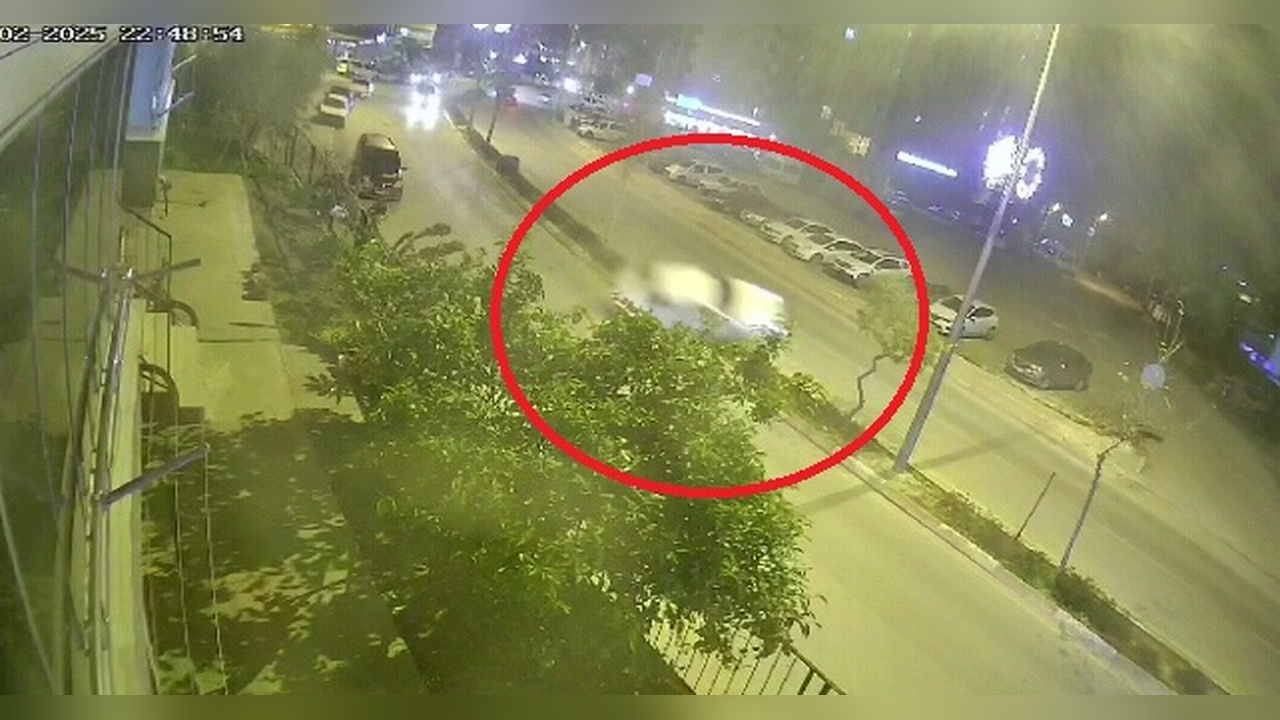 Aydınlatma Direğine Çarpan Otomobilin Kazası Güvenlik Kamerasında