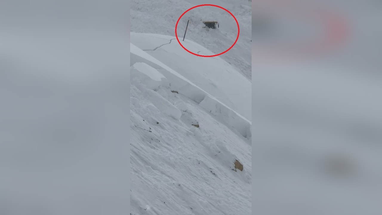 Uludere'de Çığ Felaketi: İş Makinesi Zarar Gördü